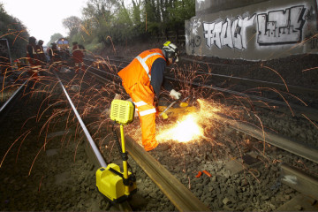 Sistem iluminare portabil Peli 9430 RALS utilizat de muncitori la o cale ferată