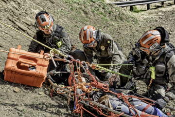 Geantă de urgență Peli 1465EMS Air Case utilizată de salvamonți pentru a salva viața unui alpinist pe munte
