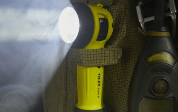 Lanternă Wolf Safety Torch TR-65 ATEX Z0 utilizată de un pompier într-o intervenție