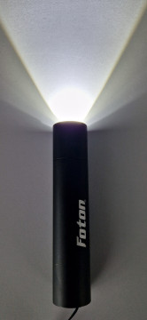 Lanternă Foton Super Z222 cu LED de 5W Zoom testată într-o cameră întunecată