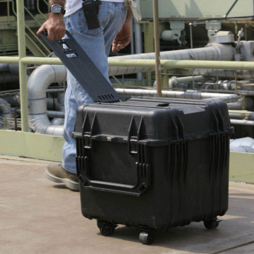 Geantă rigidă Peli 0340 Cube Case utilizată pentru a transporta echipamentul de lucru