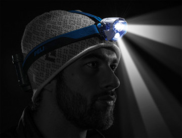 Lanternă frontală Peli 2780R Headlamp cu două raze testată în întuneric