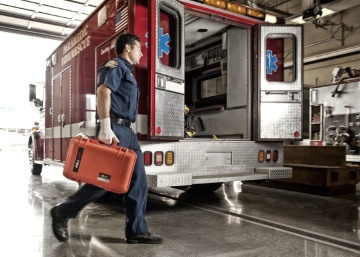 Medic pornind la o interventie avand echipamentul medical intr-o geanta de protectie Peli Air Case 1485 orange
