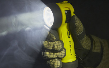 Lanternă Wolf Safety Torch TR-65 ATEX Z0 utilizată de un pompier într-o intervenție