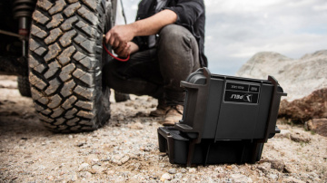 Cutie de protecție Peli Ruck Case R60 utilizată pentru a proteja echipamentul într-o drumeție