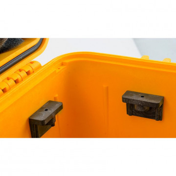 Set de două accesorii Peli 1507 Quick Mounts montate la o valiză Peli