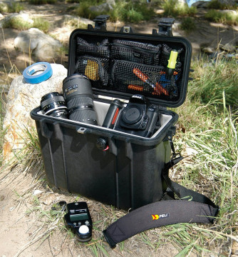 Geantă de protecție Peli 1430 Top Loader utilizată pentru a proteja documente și echipament foto în natură