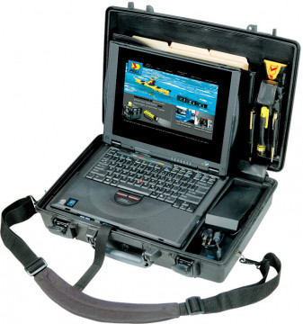 Geantă Peli 1490 Laptop Case utilizată pentru a proteja un laptop de 17.3' și dosare importante