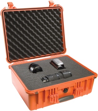 Geanta rigida etansa Peli™ MediumCase 1550 Orange cu burete Pick N Pluck protejând echipament foto.