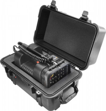 Peli Protector Case 1460 cu burete Pick N Pluck protejând un proiector