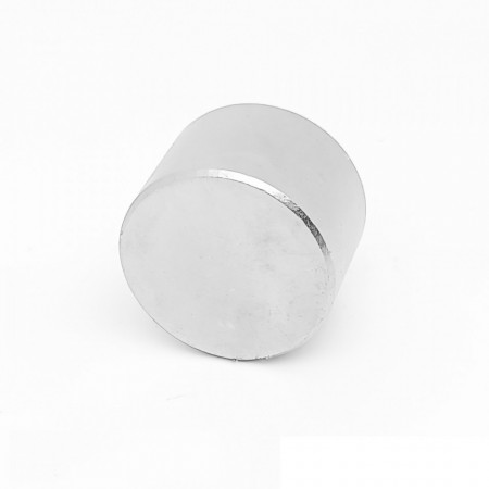 Magnet neodim puternic, formă disc, placat cu nichel, N42, forță aproximativ 11 kg Magnet neodim de dimensiuni medii cu o puternică forța de atracție, poate susține pană la 11 kg in plan vertical. Este magnetul potrivit dacă doriți sa va construiți propri