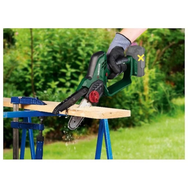 Motofierastrau cu lant Parkside 20V fara baterie si incarcator, lungime de taiere de 15cm, viteza de 8m/s, protectie lama, pentru taiat, maruntire crengi, lemn etc