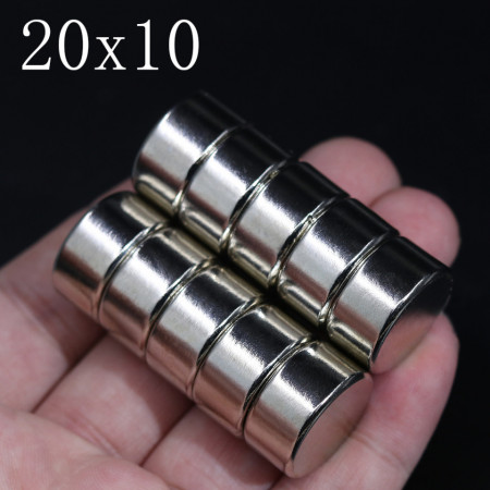 Magnet neodim puternic, formă disc, placat cu nichel, N42, forță aproximativ 11 kg Magnet neodim de dimensiuni medii cu o puternică forța de atracție, poate susține pană la 11 kg in plan vertical. Este magnetul potrivit dacă doriți sa va construiți propri