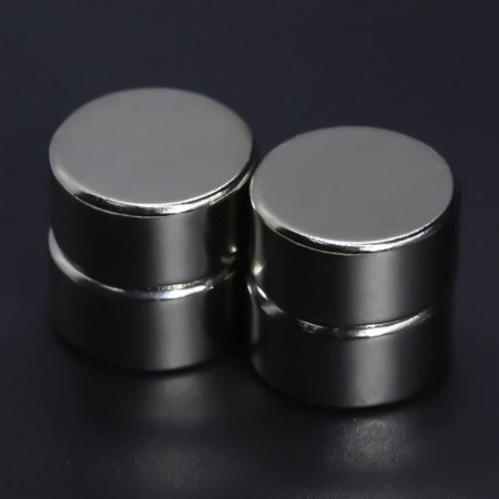 Magnet neodim puternic, formă disc, placat cu nichel, N42, forță aproximativ 11 kg Magnet neodim de dimensiuni medii cu o puternică forța de atracție, poate susține pană la 11 kg in plan vertical. Este magnetul potrivit dacă doriți sa va construiți propri