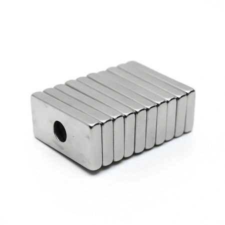 Magnet puternic neodim bloc 20 mm x 10 mm x 3 mm cu gaura de sustinere de 4 mm diametru