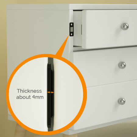 Setul magnetic slim cu suruburi incluse este format din doua piese, concepute pentru a fi montate pe usi sau sertare. Acestea sunt denumite "slim" datorita design-ului lor subtire, care le face sa fie discrete si sa se integreze bine cu mobilierul sau cu