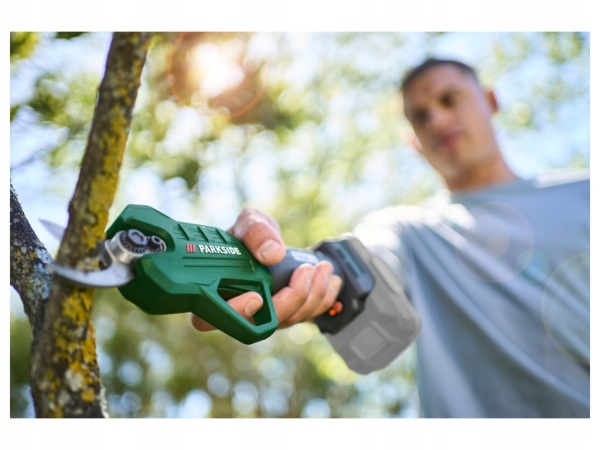 Foarfeca pentru crengi Parkside 20V Pentru taierea puternica a crengilor cu grosimea de pana la 28 mm in lemn de esenta moale si 15 mm in lemn de esenta tare