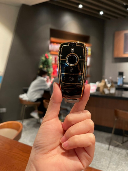 Husa de protectie premium pentru cheia auto Mercedes Benz Elegance Luxury este o alegere excelenta pentru orice proprietar de Mercedes Benz care doreste sa-si protejeze cheia auto pretioasa. Aceasta husa de protectie de inalta calitate este fabricata dint