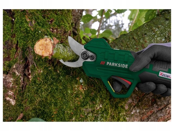 Foarfeca pentru crengi Parkside 20V Pentru taierea puternica a crengilor cu grosimea de pana la 28 mm in lemn de esenta moale si 15 mm in lemn de esenta tare