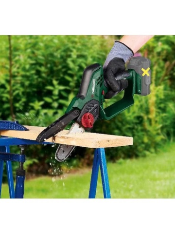 Motofierastrau cu lant Parkside 20V fara baterie si incarcator, lungime de taiere de 15cm, viteza de 8m/s, protectie lama, pentru taiat, maruntire crengi, lemn etc