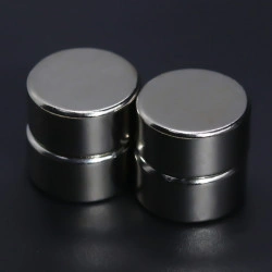 Magnet neodim puternic, formă disc, placat cu nichel, N42, forță aproximativ 11 kg Magnet neodim de dimensiuni medii cu o puternică forța de atracție, poate susține pană la 11 kg in plan vertical. Este magnetul potrivit dacă doriți sa va construiți propri