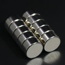 Magnet neodim puternic, formă disc, placat cu nichel, N42, forță aproximativ 11 kg Magnet neodim de dimensiuni medii cu o puternică forța de atracție, poate susține pană la 11 kg in plan vertical. Este magnetul potrivit dacă doriți sa va construiți propri