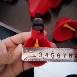 Setul de 10 dozatoare de apă pentru păsări este un accesoriu indispensabil pentru a oferi apă proaspătă și curată păsărilor din curtea sau grădina ta. Fie că ai găini, rațe, curcani sau alte păsări domestice, aceste dozatoare automate din plastic sunt con