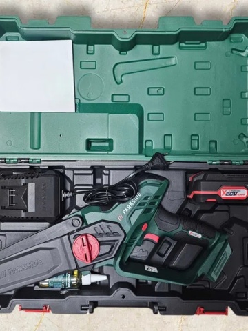 Motofierastrau cu lant Parkside 20V cu baterie si incarcator, lungime de taiere de 15cm, viteza de 8m/s, protectie lama, pentru taiat, maruntire crengi, lemn etc