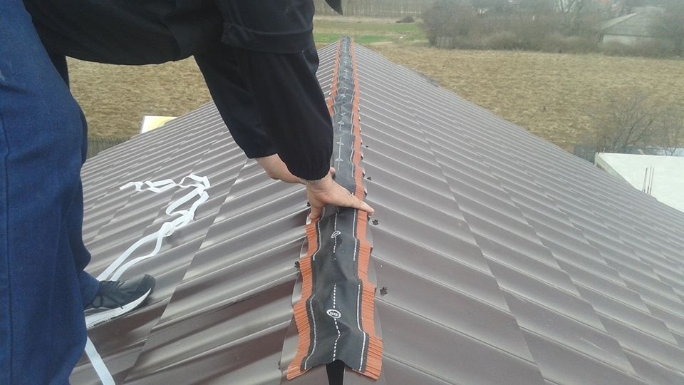 Detaliu margini aluminiu și adeziv butil