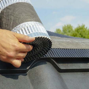 Accesorii montaj acoperiș: bandă ventilare coamă GEO VENT pregătită pentru instalare