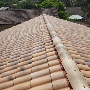 Montaj bandă de ventilare GEO VENT 39 cm pe acoperiș cu olane ceramice tradiționale
