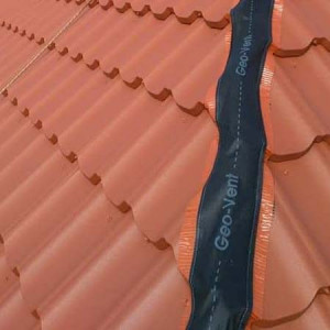 Montaj bandă GEO VENT 27 cm pe acoperiș din țiglă ceramică mediteraneană