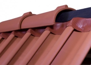Protecție coamă acoperiș cu bandă de ventilare GEO VENT 30 cm culoare maro/negru