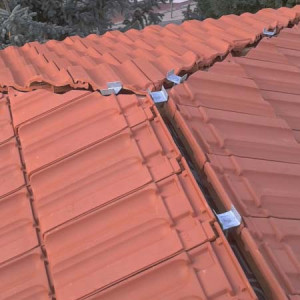 Utilizare cui 50mm pentru suporturi de șipcă metalice pe acoperișuri înclinate