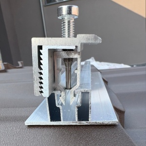Montaj sine mini rail aluminiu 24.5 mm pe acoperis din tabla trapezoidala pentru panouri fotovoltaice