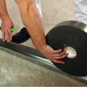 Aplicare banda fonoizolanta 7 cm pe structura de lemn sub tabla