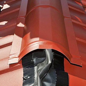 Montaj bandă de ventilare GEO VENT sub coama acoperișului din țiglă metalică
