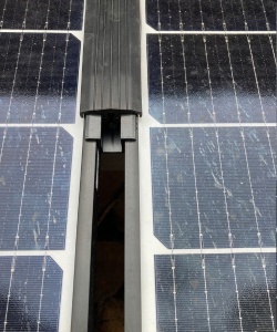 Montaj cheder cauciuc pentru etansare spatiu intre panouri fotovoltaice pe acoperis