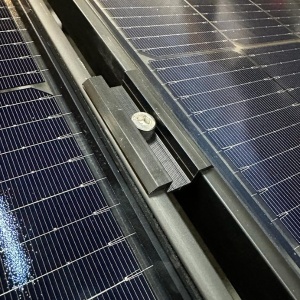clema-intermediara-neagra-panou-fotovoltaic-full-black