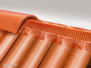 Montaj bandă MICRO VENT 30 cm pe acoperiș din țiglă de beton Bramac sau Elpreco