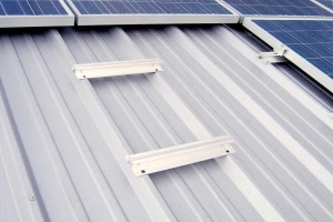 Kit Structură Completă Montaj 1 Panou Fotovoltaic – Acoperiș din Tablă Metalică (Sistem 0,5 kW) - Img 9