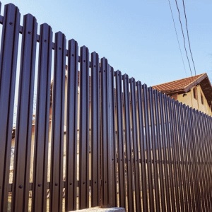 Gard modern si minimalist din sipca metalica dreapta mat Wetterbest la casa