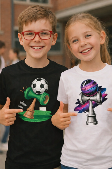 Copii bucurosi ca au primit cadou tricourile preferate kendama