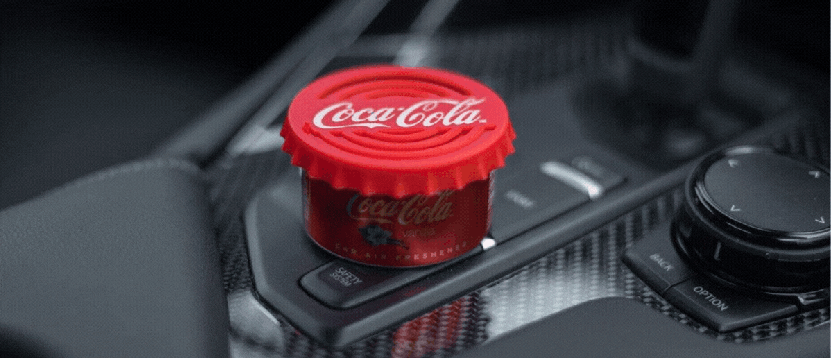 Odorizant Auto 3D Coca Cola Vanilie, Tip conserva, Cupholder, Parfum Intens și Persistent, Design Realist, Vegan Friendly, ideal pentru masina birou casa, 4x Stickere auto Odorizant Auto 3D Coca Cola Vanilie, Tip conserva, Cupholder, Parfum Intens și Persistent, Design Realist, Vegan Friendly, ideal pentru masina birou casa, 4x Stickere auto