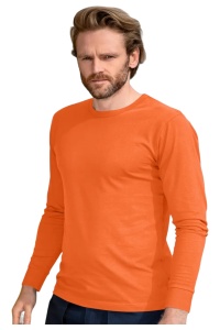 Bluza Barbat portocaliu prezentata pe un barbat chipes