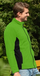 Barbat imbracat in bluza jacheta polar cu fermoar si buzunare de culoare verde mar
