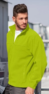 Barbat imbracat in bluza tip jacheta polar cu fermoar si buzunare de culoare verde lime