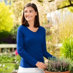 Bluza dama guler in v albastru regal purtata de o femeie frumoasa prezinta in natrura calitatea bluzei pentru femei de culoare albastru regal