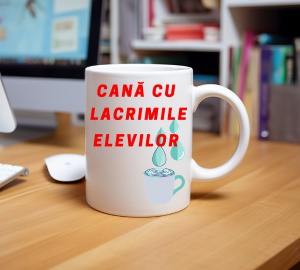 Cana haioasa personalizata pentru profesori cu textul Cana cu lacrimile elevilor