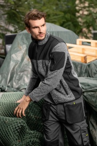 Barbat imbracat in jacheta geaca softshell barbati de culoare gri gheata